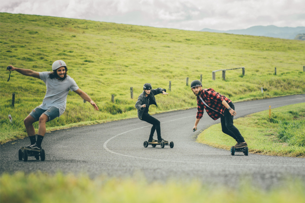 ride e skate boards with friends