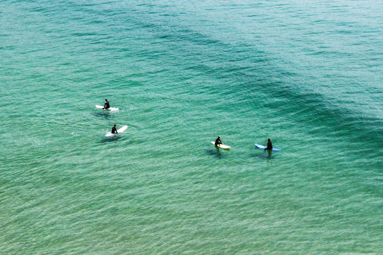 ride e surboards with friends