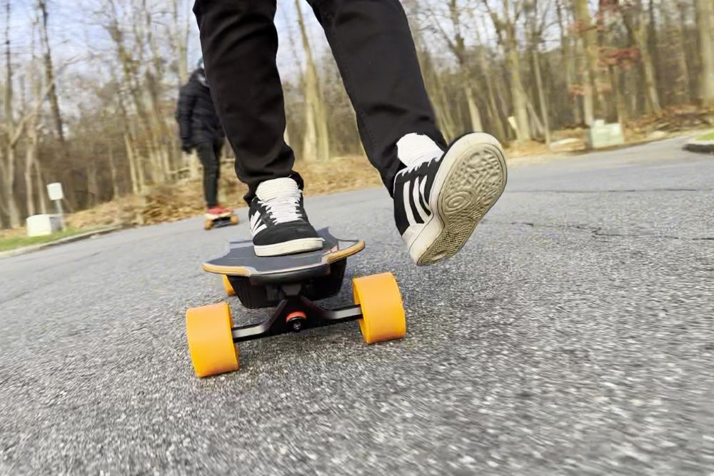 veymax cejour electric skateboard riding in American street